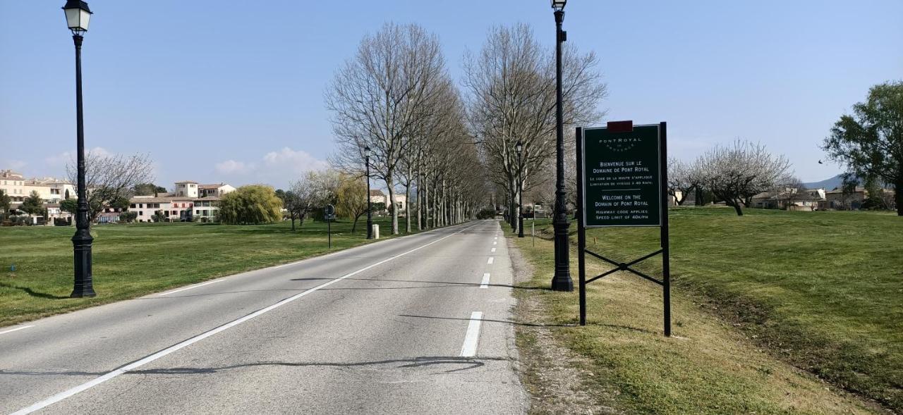 Charmant T2 Climatise Avec Belle Vue , Golf De Pont-Royal Mallemort Kültér fotó