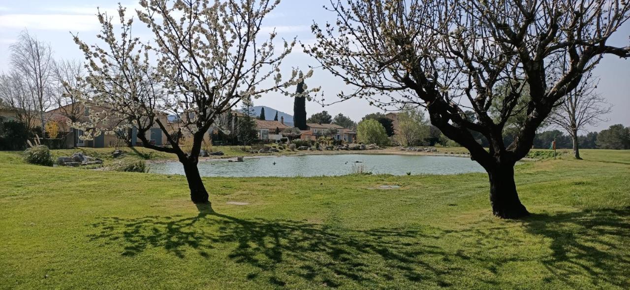 Charmant T2 Climatise Avec Belle Vue , Golf De Pont-Royal Mallemort Kültér fotó