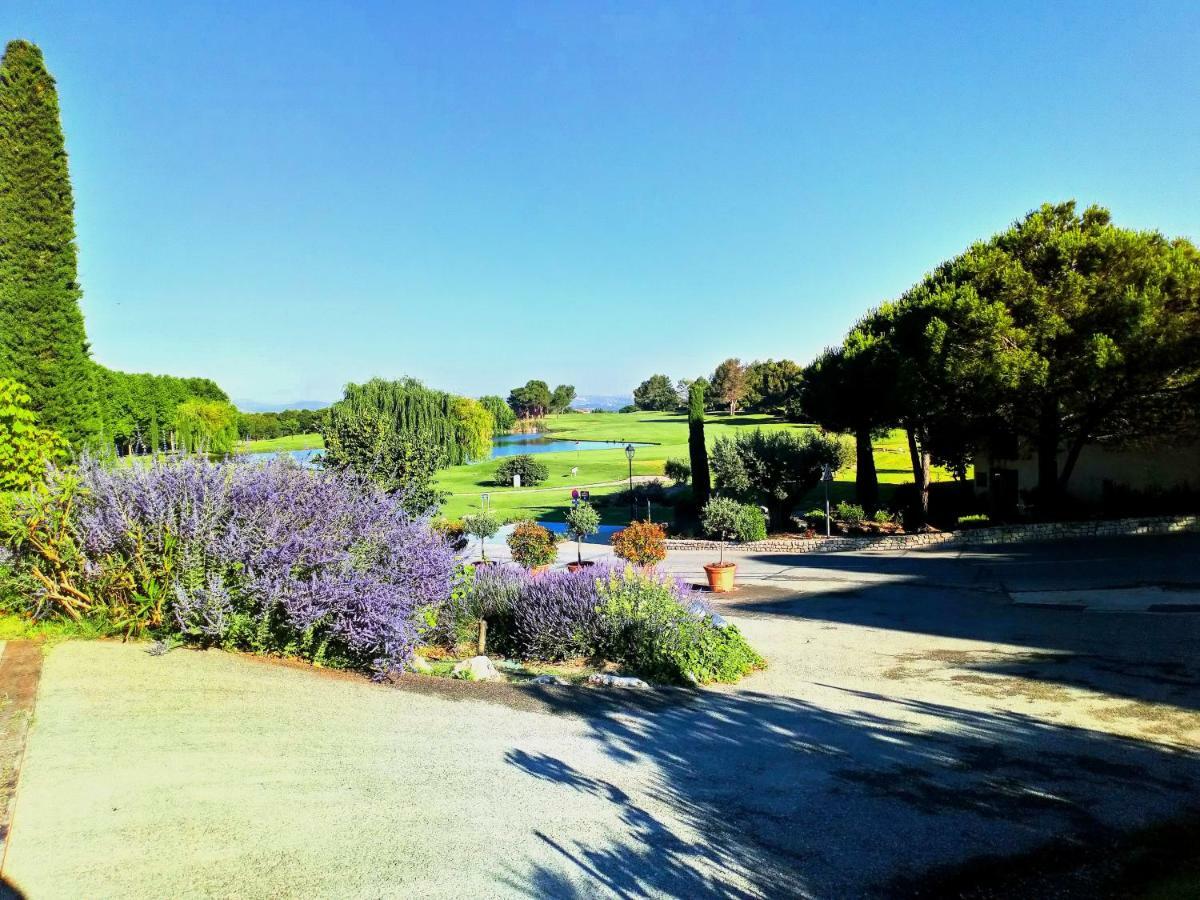 Charmant T2 Climatise Avec Belle Vue , Golf De Pont-Royal Mallemort Kültér fotó